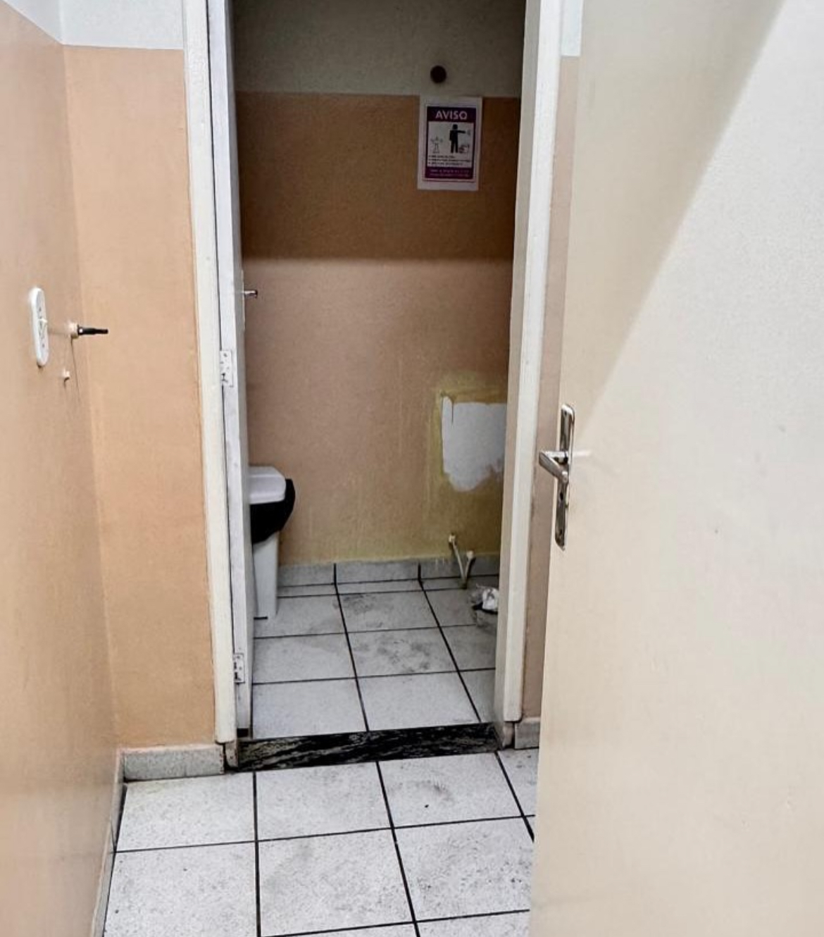 Banheiro escolar antiga e desorganizada