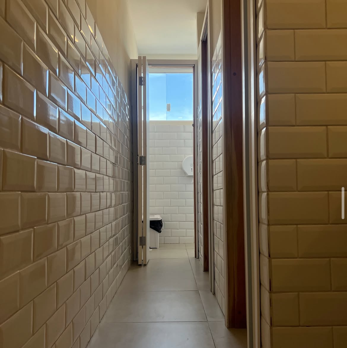 Banheiro escolar moderna com design inovador e iluminação adequada