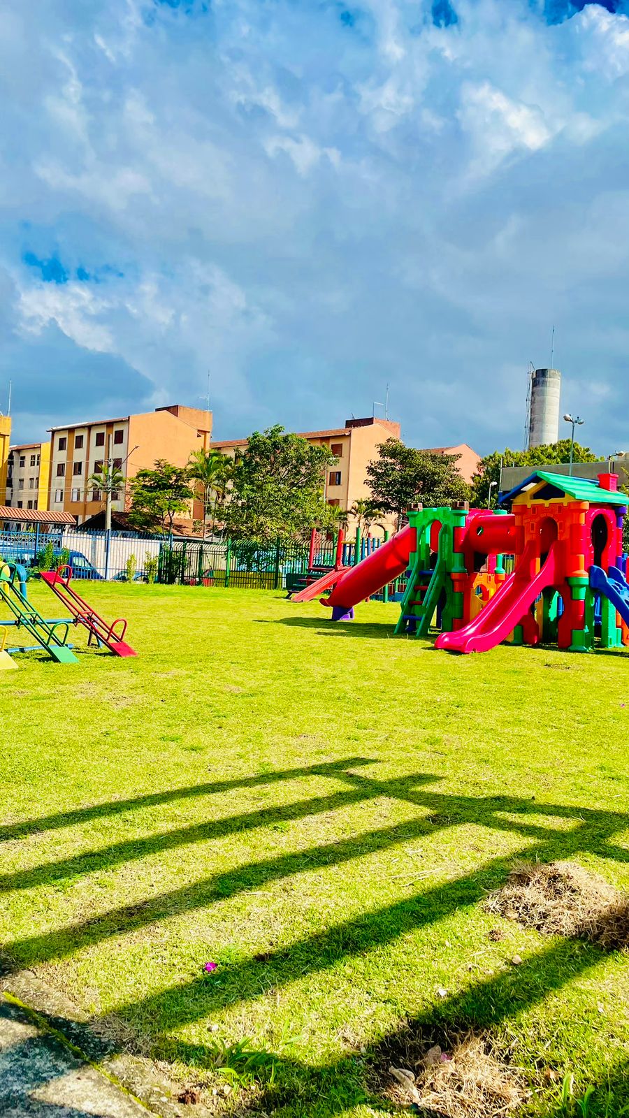 Reforma de banheiros escolares com acessibilidade e cores vibrantes