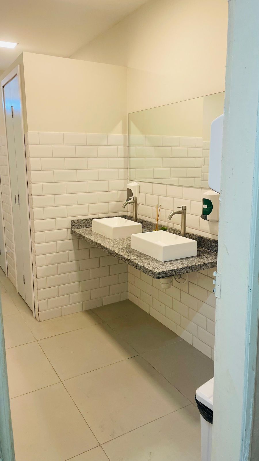 Reforma de laboratório de informática moderna com mesas ergonômicas