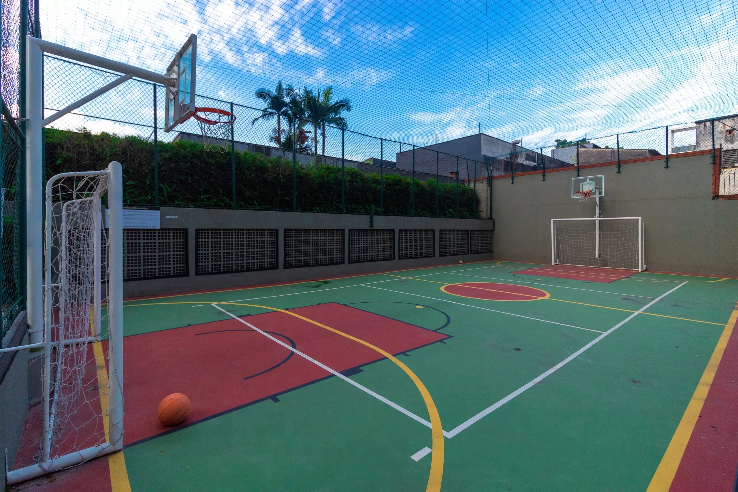 Reforma de quadra poliesportiva escolar com novo piso e pintura